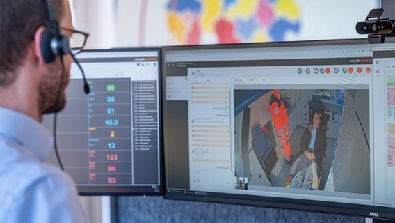 Ein Arzt telefoniert mit einer Patientin. © picture alliance/dpa Foto: Armin Weigel