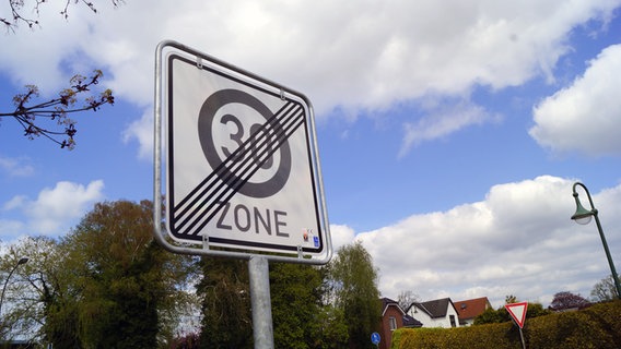 Ein Verkehrszeichen für das Ende einer Tempo 30-Zone. © Johannes Tran/NDR Foto: Johannes Tran