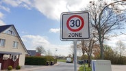 Ein Verkehrszeichen für eine Tempo 30-Zone. © Johannes Tran/NDR Foto: Johannes Tran