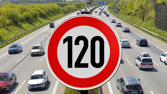 Autobahn und Schild mit Tempolimit 120 km/h. © picture alliance Foto: Christian Ohde