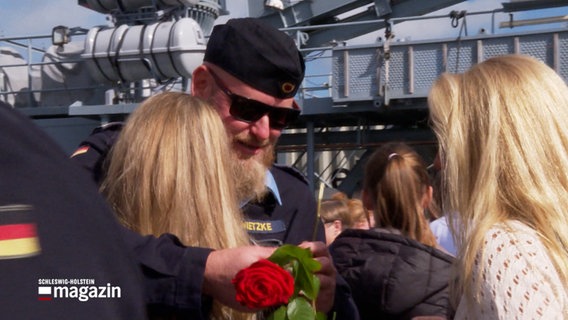 Ein Seemann umarmt seine Frau. © NDR 