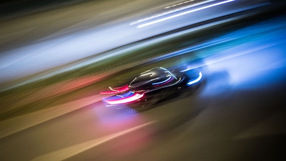 Lichtstreifen eines Autos sind aus der Vogelperspektive auf der Autobahn zu sehen. © picture alliance/dpa | Frank Rumpenhorst Foto: Frank Rumpenhorst