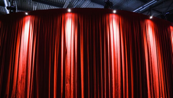 Ein geschlossener roter Vorhang verbirgt den Blick auf die Bühne. © picture alliance / ipa-agency | Alessandro Bremec / ipa-agency.n Foto: Alessandro Bremec