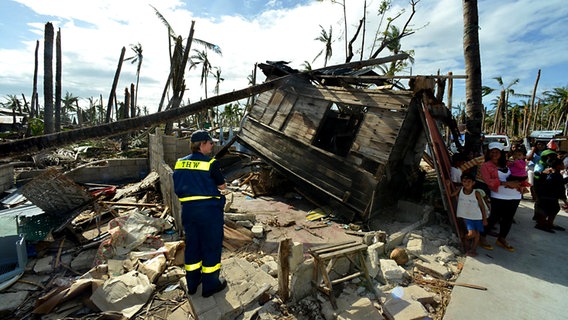Ein Mitarbeiter von THM begutachtet ein zerstörtes Haus auf Philippinen © THW OV Norderstedt Foto: THW OV Norderstedt