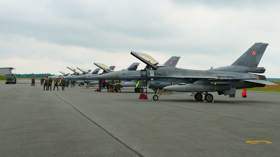 Eine Reihe von F-16 Kampfjets steht auf dem Rollfeld in Jagel. © NDR Foto: Peer-Axel Kroeske