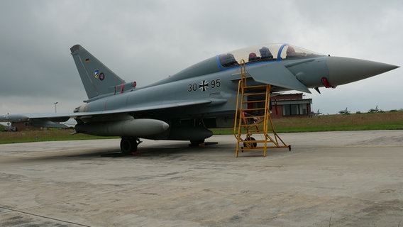 Ein Eurofighter steht auf seiner Parkposition vor einem Shelter. © NDR Foto: Peer-Axel Kroeske