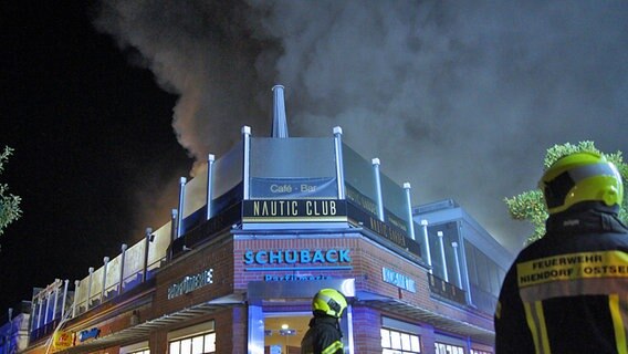 Über einem Gebäude steht eine schwarze Rauchsäule © NDR Foto: Julian Marxen