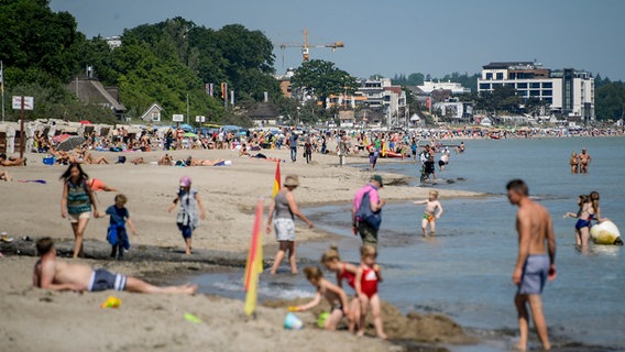Touristen erholen sich an der Ostsee am Timmendorfer Strand. © dpa-Bildfunk Foto: Axel Heimken