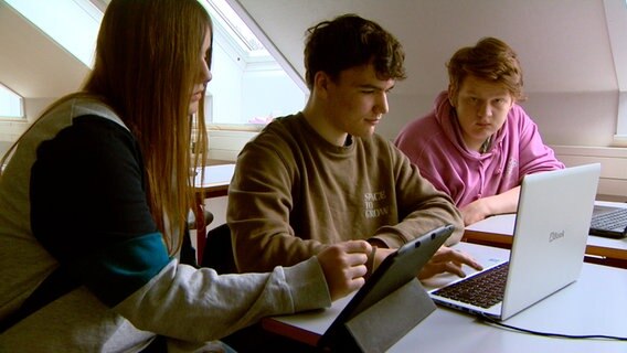 Jugendliche der zehnten Klasse der Deutschen Schule im dänischen Tingleff sitzen vor einem Laptop. © NDR Foto: Screenshot / Schleswig-Holstein Magazin