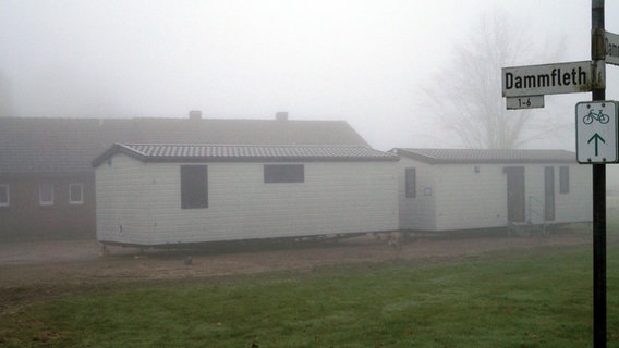 Mini houses are located in a refugee accommodation in the municipality of Dammfleth.  © NDR Photo: Sven Jachmann