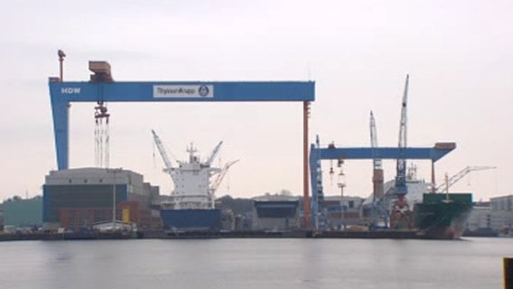 Blick über die Kieler Förde auf die Werftanlagen von TKMS © NDR 