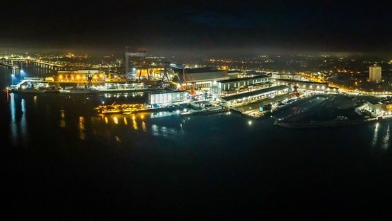 Luftaufnahme des Kieler Standorts der ThyssenKrupp Marine Systems (TKMS) bei Nacht. © ThyssenKrupp Marine Systems (TKMS) 