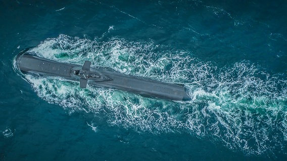 Luftaufnahme eines U-Boots, dass im Wasser schwimmt. © ThyssenKrupp Marine Systems (TKMS) 