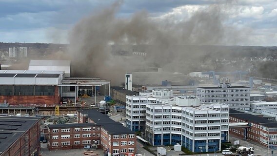 Nach einer Bombenexplosion bei ThyssenKrupp Marine Systems in Kiel steigen Rauchwolken auf.  