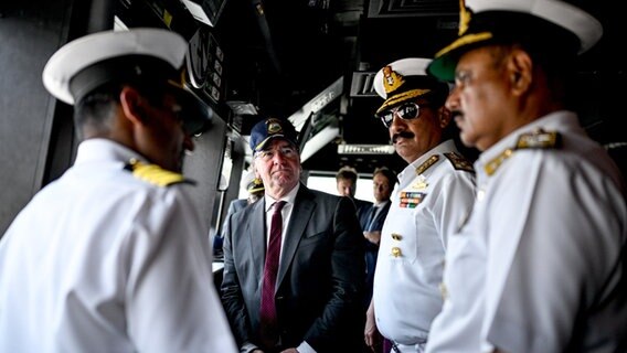Boris Pistorius (SPD), Bundesminister der Verteidigung, steht auf der Brücke des Lenkflugkörper-Zerstörer INS Mormugao der indischen Marine. © Britta Pedersen/dpa-Bildfunk Foto: Britta Pedersen