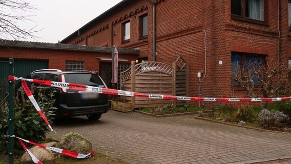 Ein abgesperrter Tatort nach einem Tötungsdelikt in Nützen bei Kaltenkirchen. © Daniel Friederichs 