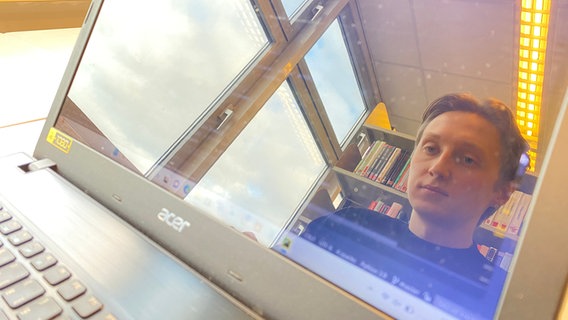 Student Tom Tlok spiegelt sich im Bildschirm seines Computers. © NDR Foto: Johannes Tran