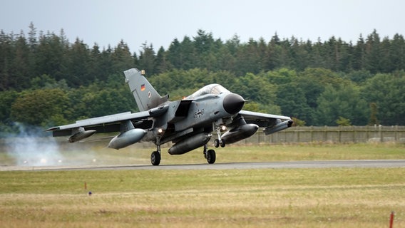 Auf dem Luftwaffenstützpunkt Hohn beginnt ein Tornado.  © NDR Foto: Carsten Salzwedel