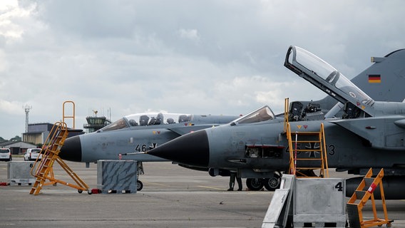 Mehrere Tornados stehen auf dem Fliegerhorst in Hohn. © NDR Foto: Carsten Salzwedel