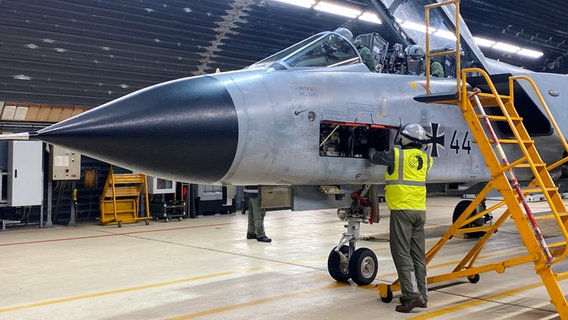 Die Bundeswehr-Tornados bei einer Nachtflug-Übung. © NDR Foto: NDR