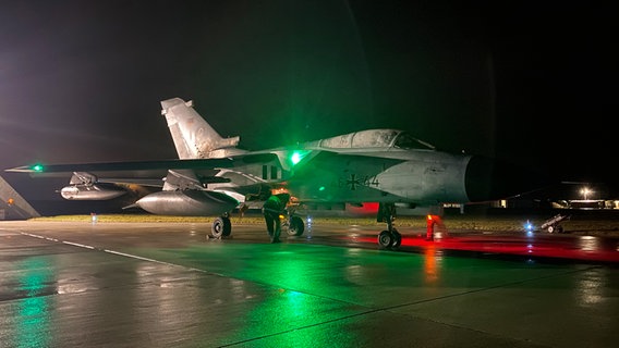 Die Bundeswehr-Tornados bei einer Nachtflug-Übung. © NDR Foto: NDR