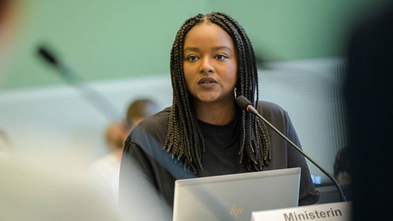 Aminata Touré. Ministerin für Soziales, Jugend, Familie, Senioren, Integration und Gleichstellung in Schleswig-Holstein © imago images Foto: Frank Peter