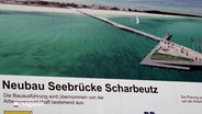 Auf einem Schild steht: "Neubau Seebrücke Scharbeutz". © NDR 