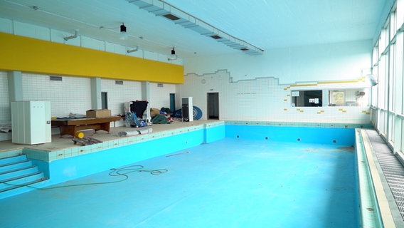 Ein trockengelegtes Becken in der alten Schwimmhalle in Kellenhusen. © NDR Foto: Hauke Bülow