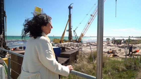 Bürgermeisterin Schäfer aus Scharbeutz blickt auf die Baustelle der neuen Seebrücke. © NDR Foto: Hauke Bülow