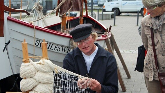 Ein Mann fertigt ein Netz an © NDR Foto: Gesche Wilhelmi