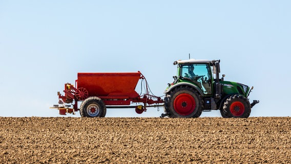 Ein Landwirt versprüht mit einem Traktor Mineraldünger auf dem Acker. © Picture Alliance Foto: Philipp von Ditfurth