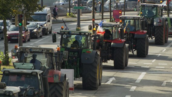 Trecker fahren durch die Stadt © NDR Foto: Tobias Gellert