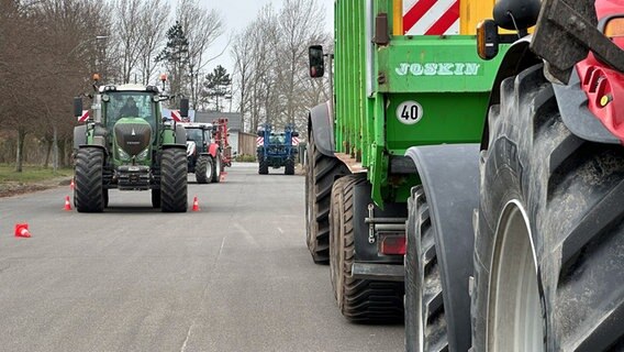 Traktorenschulung für Azubis in Bredstedt. © NDR Foto: Ben Armstrong