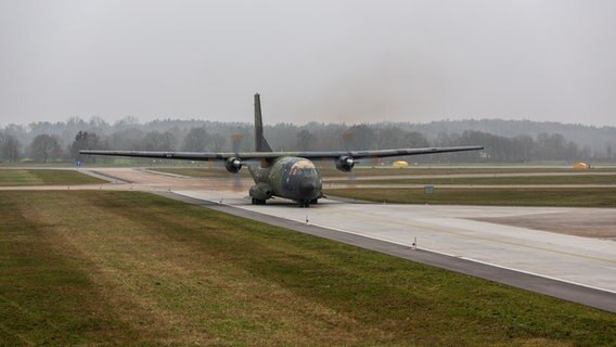 Das Bundeswehrflugzeug Transall während eines Starts auf dem Fliegerhorst Hohn. © NDR Foto: Christian Wolf