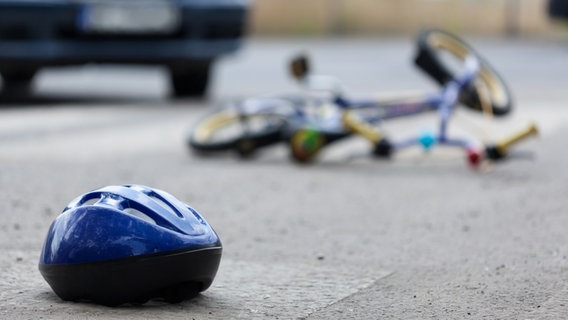Kinderhelm liegt vor einem verunfallten Kinderfahrrad. © fotolia Foto: Photographee.eu