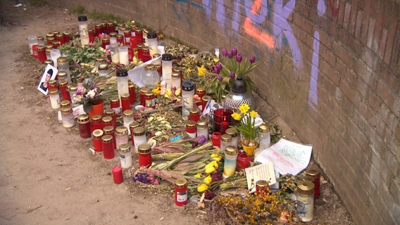 Kerzen stehen am Tatort in Flensburg Duborg auf dem Boden © NDR 