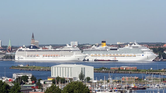 Die MSC "Orchestra" und die "Costa Pacifica" liegen im Kieler Hafen. © NDR Foto: Paolo Priotto