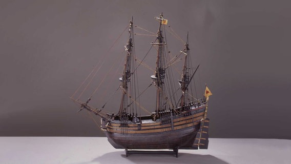 Modell eines historischen Frachtschiffs des Typs „Fleute“ aus dem 17. Jahrhundert. © Deutsches Historisches Museum Foto: Deutsches Historisches Museum