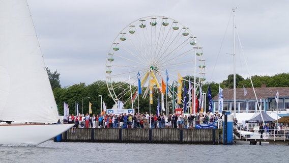 Besucher der Travemünder Woche beobachten von Land den Rotspon-Cup. © NDR Foto: Von Hallern, Hauke