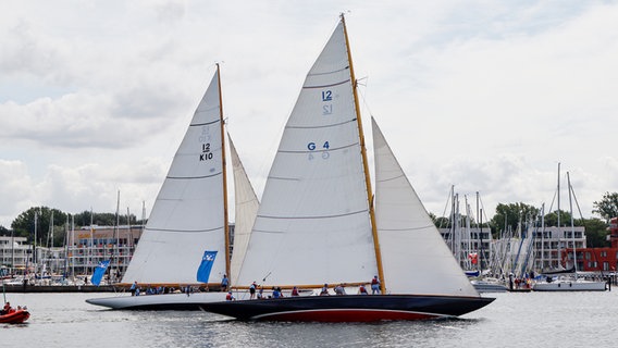 Zwei Segelboote segeln bei der Rotspon-Regatta während der Travemünder Woche 2024. © Christian Beeck Foto: Christian Beeck