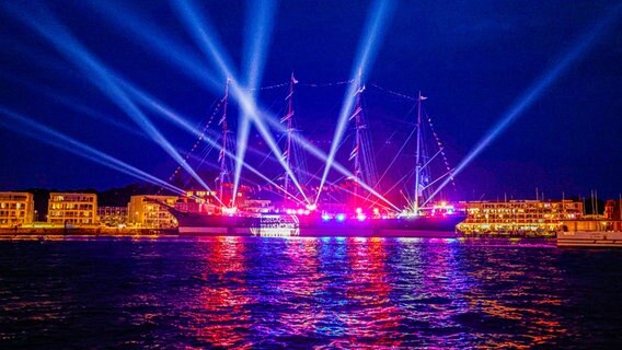 Eine Lichtshow wird auf einem Schiff gezeigt bei der Travemünder Woche.  Foto: C.B. Christian Beeck