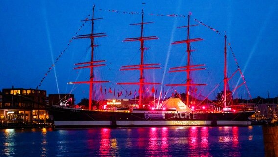 Ein beleuchtetes Segelschiff auf der Travemünder Woche in Lübeck. © fotografie-cb.de Foto: Christian Beeck