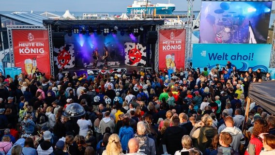 Zuschauer besuchen ein Musikkonzert während der Travemünder Woche in Lübeck. © fotografie-cb.de Foto: Christian Beeck