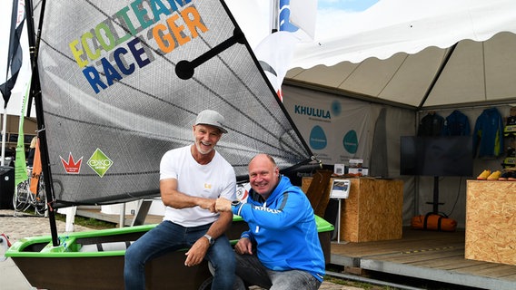 Die Start-up-Gründer Simon Licht (links) und sein Partner Holger Ambroselli (rechts) posieren vor ihrem Pagodenzelt auf der Travemünder Woche Die Start-up-Gründer Simon Licht (links) und sein Partner Holger Ambroselli (rechts) posieren vor ihrem Pagodenzelt auf der Travemünder Woche © TW Presse Foto: Kartin Heidemann