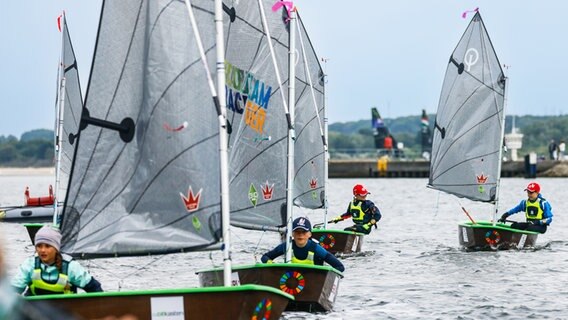 Kinder segeln mit ihren Segelbooten auf der Travemünder Woche © TW Presse Foto: Christian Beeck