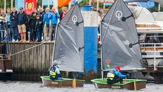 Kinder sitzen in kleinen Segelbotten während der Travemünder Woche in Lübeck. © fotografie-cb.de Foto: Christian Beeck