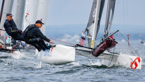 Helge Sach und Christian Sach segeln bei der Travemünder Woche 2023 in Lübeck © fotografie-cb.de Foto: Christian Beeck
