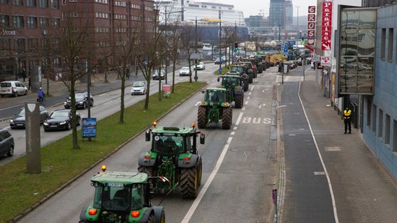 Ein Treckerkonvoi fährt am Wasser der Kieler Innenstadt © NDR Foto: Felix Kögel