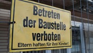 Ein gelbes Schild mit der Aufschrift: Betreten der Baustelle verboten © NDR Foto: Lukas Knauer