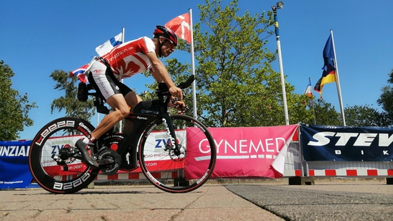 Ein Athlet fährt auf einem Fahrrad © Ole Steffen Foto: Ole Steffen